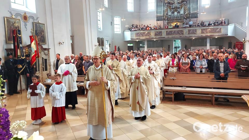 Die Geistlichkeit mit Weihbischof Josef Graf und die Gläubigen beim Schlussgesang des Festgottesdienstes. Bild: lg