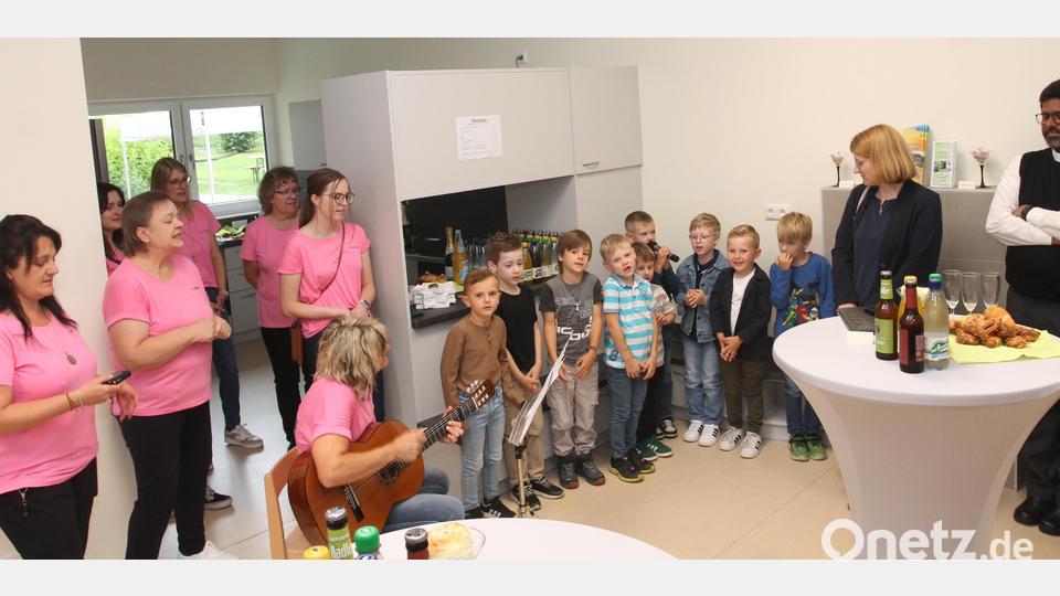 &quot;Wir sagen danke zu dir, zu dir, zu dir; ohne euren Einsatz wäre wir nicht hier&quot;, singen Kinder. Bild: pi