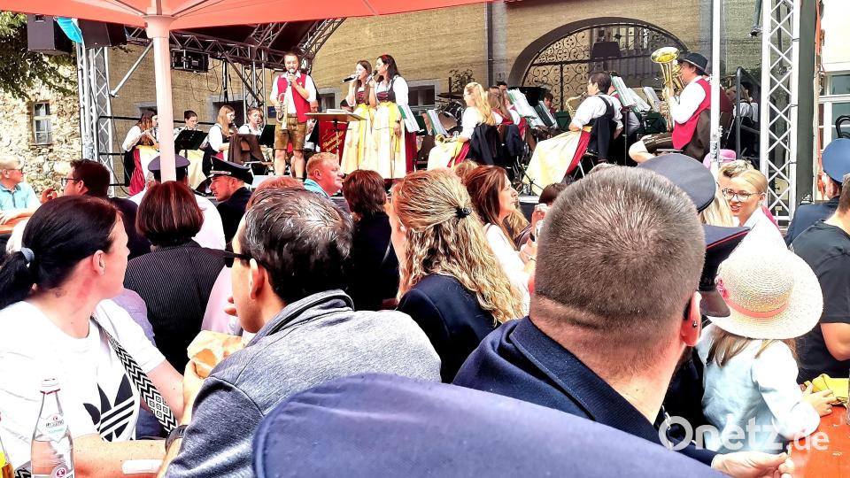 Mit Gesang und Blasmusik gestaltete die Blaskapelle Kunschir den Frühschoppen. Bild: amö