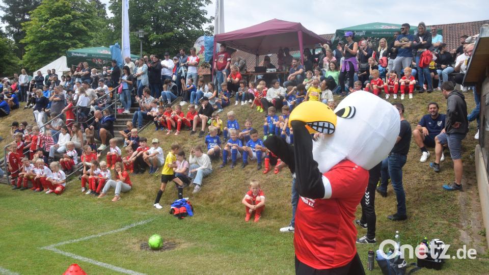 Gute Stimmung beim Adler-Cup am Sonntagvormittag auf den Rängen in Irchenrieth. Bild: fz