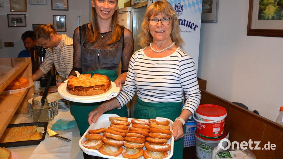 Kaffee und Kuchen gab es im Bauer-Haus mit selbstgebackenen Spezialitäten. Bild: jr
