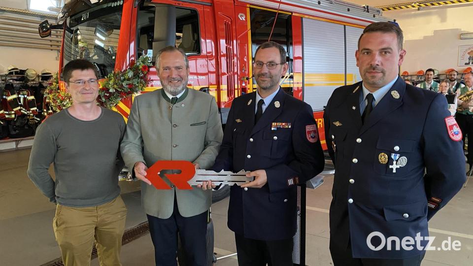Zusammen mit Kämmerer Thomas Bodensteiner (links) erfolgte die symbolische Schlüsselübergabe aus den Händen des Bürgermeisters an die beiden Kommandanten Uli Seegerer und Johann Dobler. Bild: aub