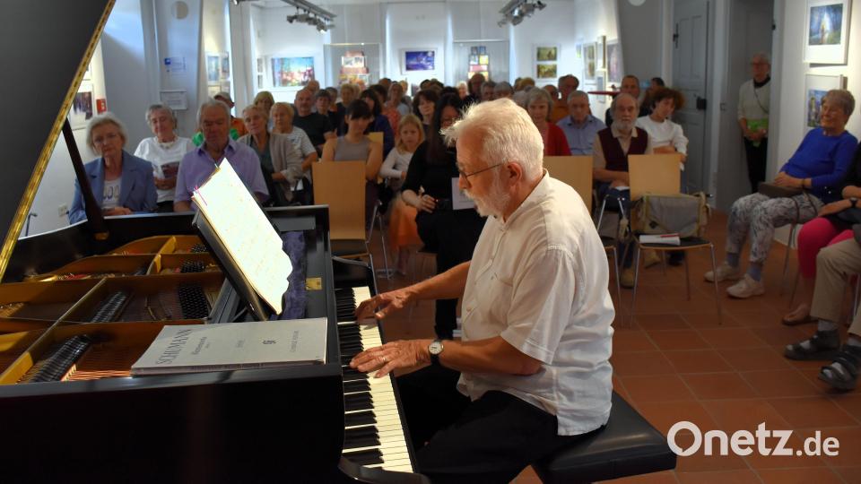Der Klaviervirtuose und ehemalige Kreismusikschulleiter Jakob Schröder verzauberte mit seinem Klavierspiel die zahlreichen Gäste, die sich sofort wieder einfanden, als sie vom Comeback der Veranstaltung &quot;Kunst um 3&quot; hörten. Bild: ubb