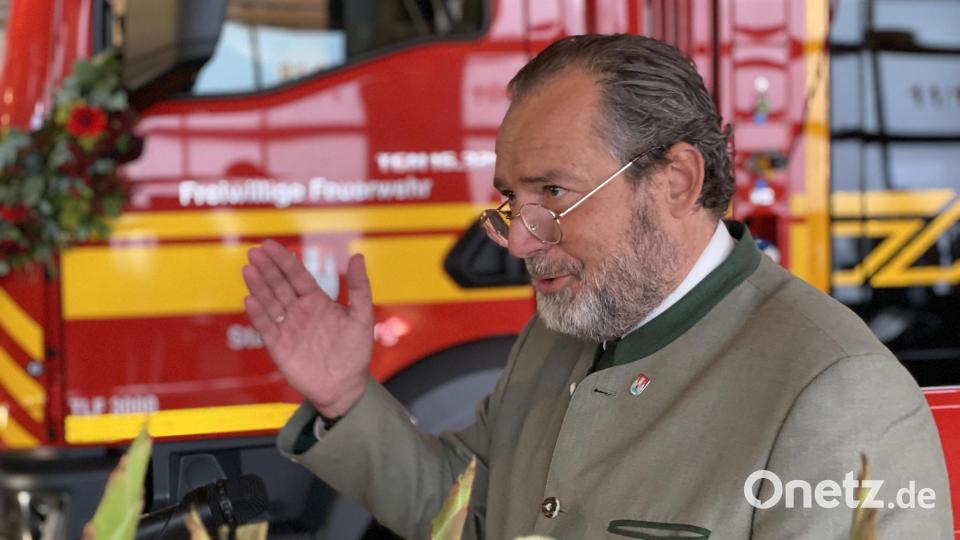 Bürgermeister Frank Zeitler blickte nochmals auf die vielen Schritte zurück, die nötig waren, den Nabburgern dieses Fahrzeug zu beschaffen. Bild: aub