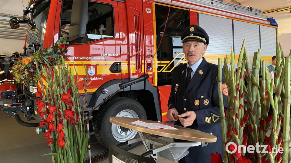 Nach mehrjähriger Vorarbeit konnte Feuerwehrvereinsvorstand Johann Gietl nun endlich das neue Fahrzeug TLF 3000 präsentieren. Bild: aub