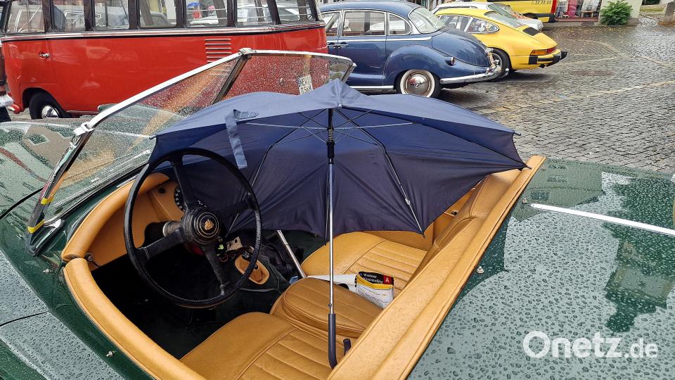 Cabriofahren bei Nieselregen ist nicht einfach, doch mit Regenschirm kann man sich auch schützen. Bild: R. Kreuzer