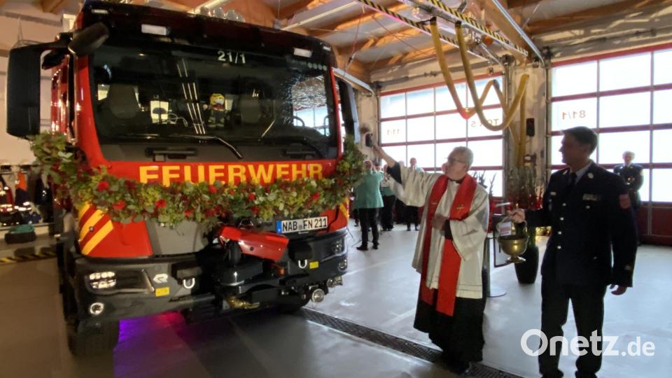 Keine Inbetriebnahme ohne vorherigen kirchlichen Segen - das ist Tradition. Bei der Zeremonie stand Stadtpfarrer Hannes Lorenz Kreisbrandmeister Andreas Ringlstetter als Assistent zur Seite. Bild: aub