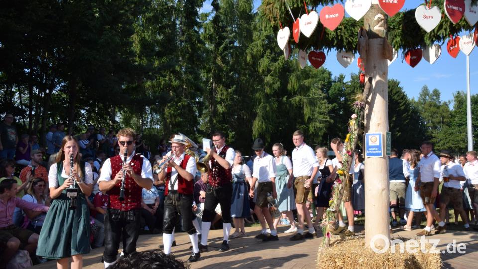 22 Paare zogen mit der Blasmusik &quot;In oiner Dur&quot; auf die Tanzbühne am Sportplatz ein. Bild: hdk