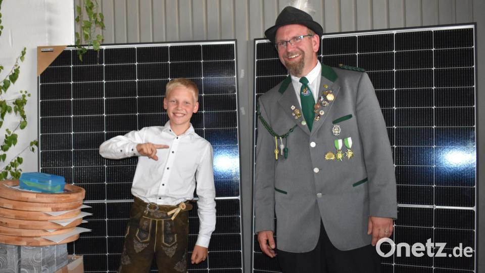 Max Götz war der Gewinner des Hauptpreises, eines Balkonkraftwerkes. Jugendleiter Stefan Brändl freut sich mit ihm. Bild: rgr
