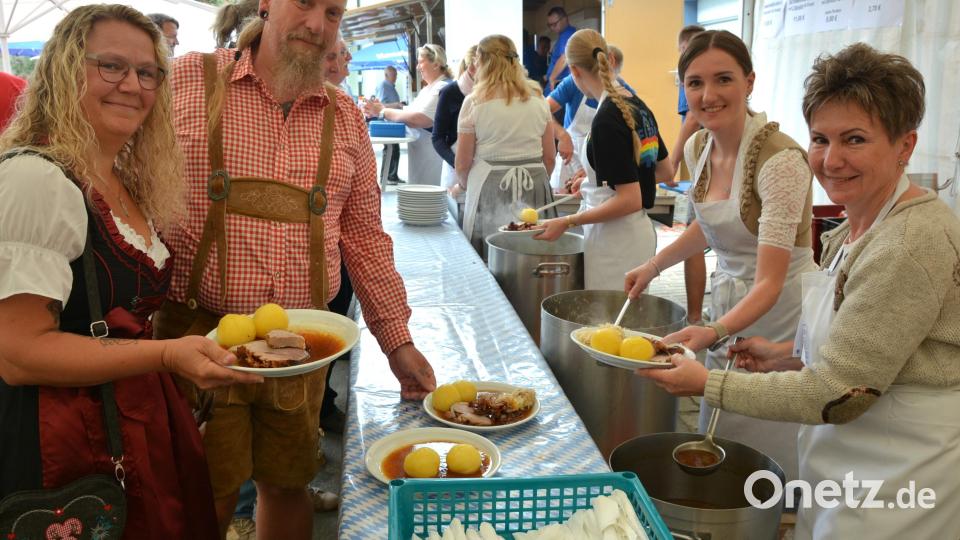 Der Renner war am Sonntagmittag der Schweinebraten mit Knödel. Vor der Essensausgabe bildete sich eine lange Warteschlange. Bild: jr