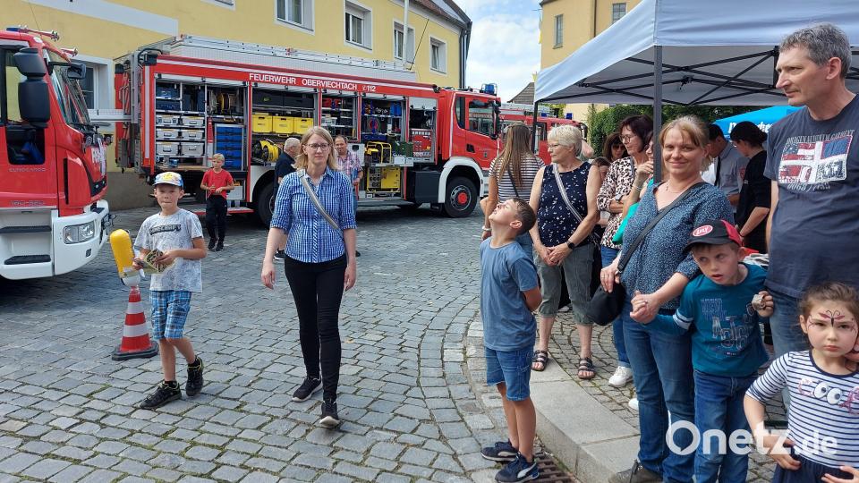 Die Freiwillige Feuerwehr Oberviechtach zeigt ihre Fahrzeuge auf dem Marktplatz auch anlässlich ihres 160-jährigen Gründungsjubiläums. Bild: lg