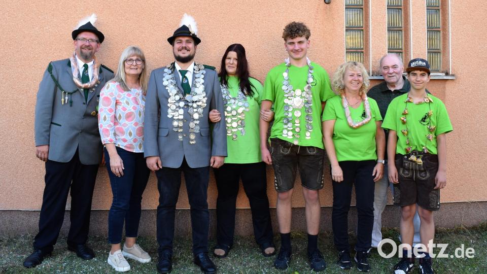 Bei der Königsproklamation wurden der neue Schützenkönig Matthias Werner (Dritter von links), Schützenliesl Daniela Dotzler und Jugendkönig Felix Brändl ausgezeichnet. Stefan Brändl (links), Nico Eirich (rechts) und Sabine Bergler (Dritte von rechts) wurden jeweils Vize. Bild: rgr