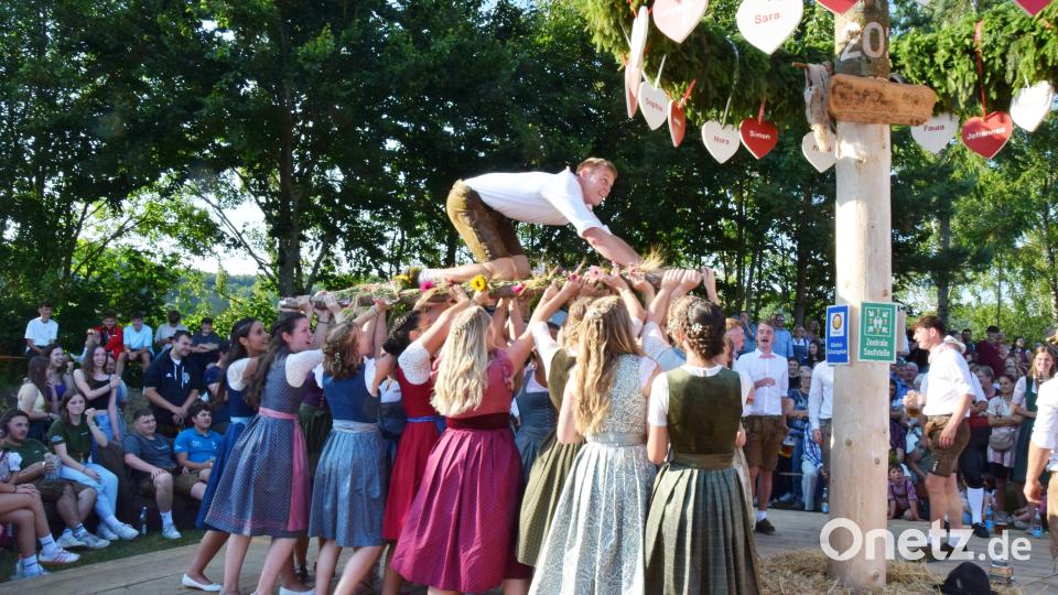 Der Oberkirwabou David musste eine Stadtwurst und ein Tuch vom Kirwabaum holen. Bild: hdk