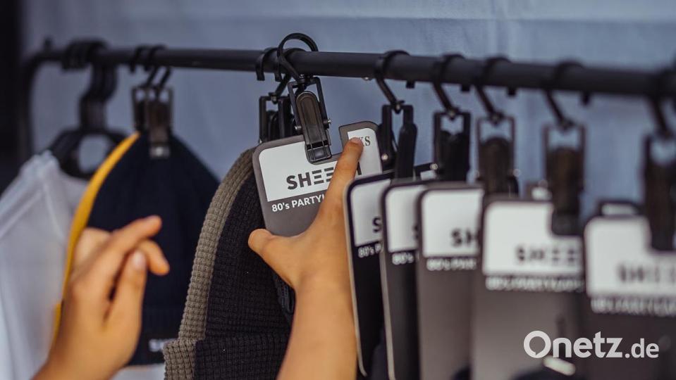Im Sortiment der Firma Sheesh Gear findet sich nicht nur Biker-Ausrüstung, sondern auch Streetwear, wie etwa Wollmützen. Bild: Timo Nachbar/exb