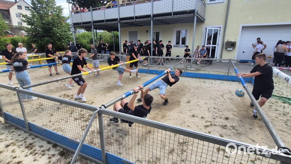 Jede Menge Spaß haben die Teilnehmer des Lebend-Kicker-Turniers. Bild: whü