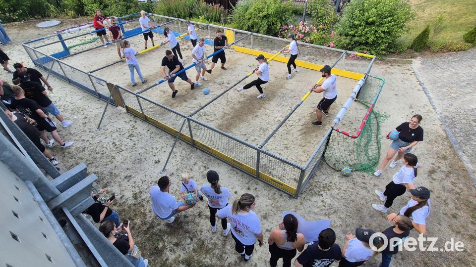 Der Lebend-Kicker ist eine Attraktion zur Kerwa in Windischenlaibach. Bild: whü