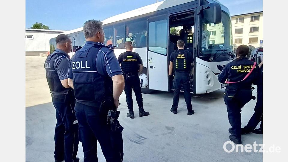 Deutsche und tschechische Zollbeamte bei der Kontrolle eines Reisebusses im Rahmen der gemeinsamen Aktion in Karlsbad (CZ). Bild: Hauptzollamt Regensburg