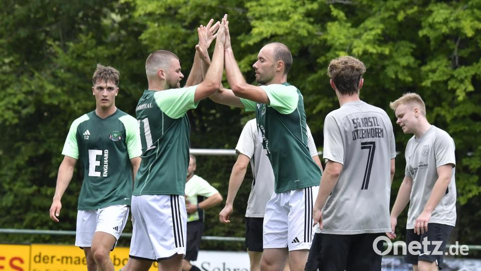 Die DJK Ammerthal II (grüne Trikots) bejubelte den Turniersieg beim VR-Bank-Cup in Ursensollen. Bild: Hubert Ziegler