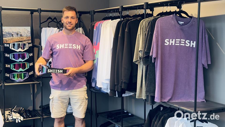 Mountainbike-Profi Jonas Möhwald zeigt verschiedene Artikel der Marke Sheesh. Das Sortiment seiner erst vor gut zwei Jahren gegründeten Firma Sheesh Gear will er Stück für Stück vergrößern. Bild: Felix Völkl/exb