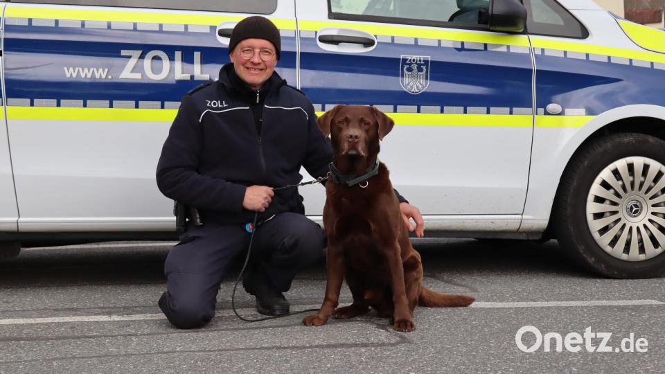 Drogenspürhund Dobby mit seinem Hundeführer von der Kontrolleinheit Verkehrswege Selb. Bild: Hauptzollamt Regensburg