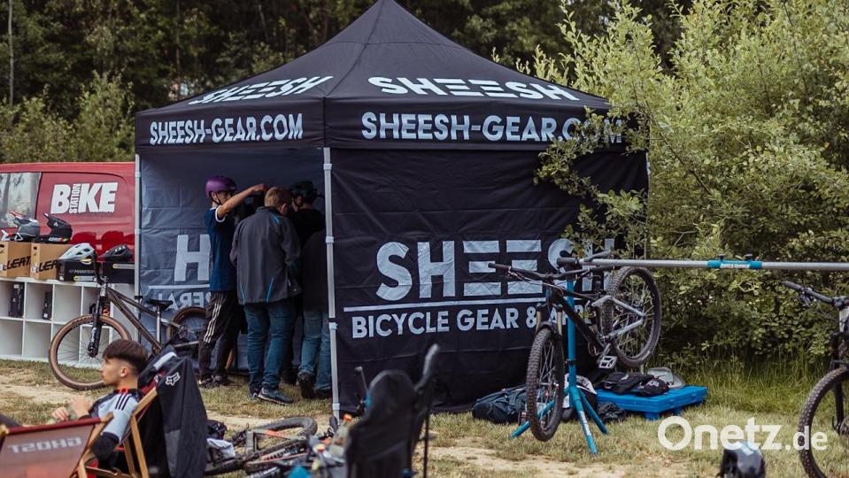Die Produkte seiner Firma Sheesh Gear präsentiert Jonas Möhwald auch bei Bike-Events. Bild: Timo Nachbar/exb