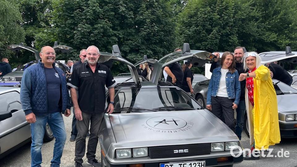 Perry Eckert, Club-Präsident Adrian Roth, Anna Hirt mit Ehemann Sascha und der Erbauer des Zeitreise-Mobils „Doc Brown“. Bild: gis