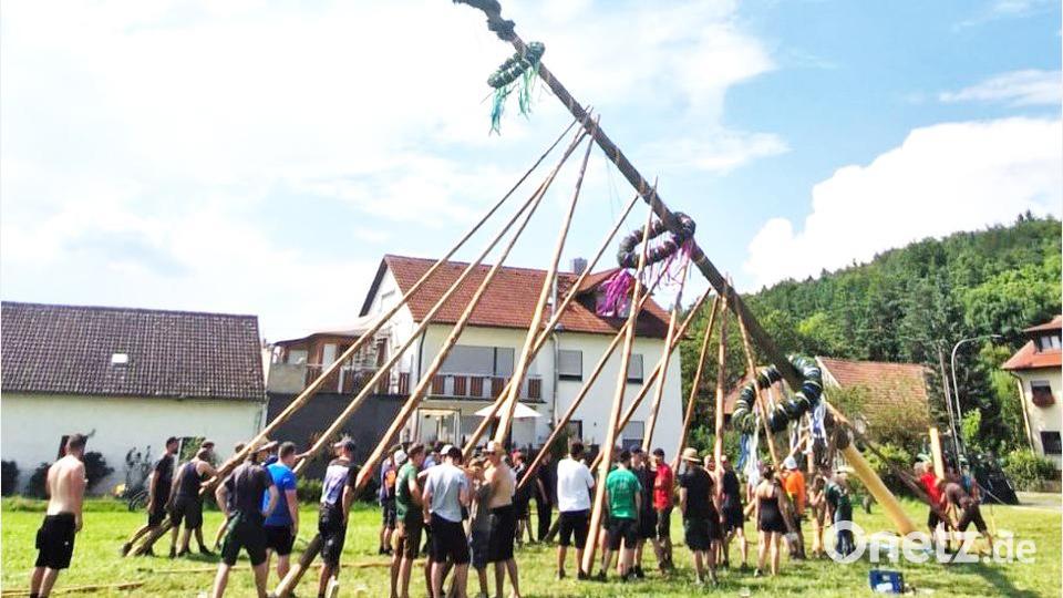 Viele halfen im vergangenen Jahr mit, um den Kirwabaum in Ritzenfeld aufzustellen. Das wird auch in diesem Jahr nicht anders sein. Bild: no