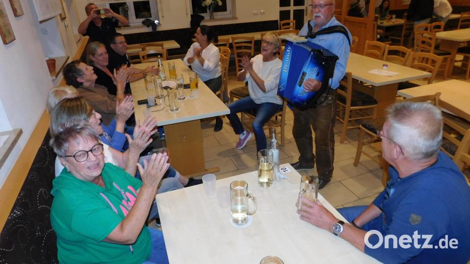 Für Stimmung pur, vor allem nach Mitternacht im kleinen Kreis, sorgte Brandy alias Reinhard Brand. Bild: whü