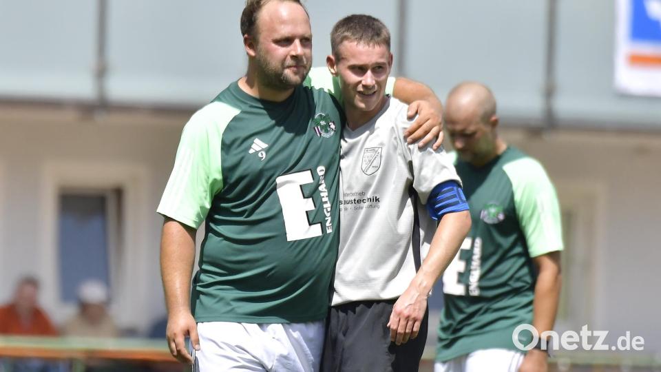 Arm in Arm: Andreas Mayer (links) von der DJK Ammerthal II und Maximilian Geitner (rechts) von der SG Kastl/Utzenhofen. Bild: Hubert Ziegler