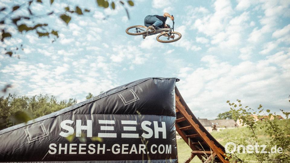 Zum Sortiment der Firma Sheesh Gear zählen auch Sprungrampen mit angeschlossenem Luftkissen. Bild: Timo Nachbar/exb