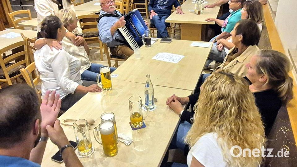 Stimmung auch im kleinen Kreis. Die Kerwa in Windischenlaibach hat viele Facetten. Bild: whü