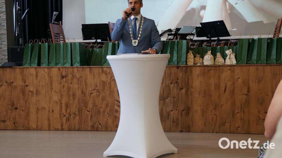 Bürgermeister Rudolf Teplitzky stellte heraus: Das Ehrenamt ist das Rückgrat und die Stütze des gesellschaftlichen Lebens im Oberviechtacher Land Bild: wel
