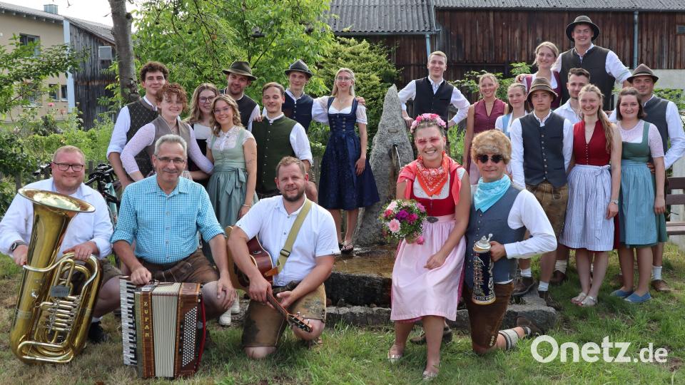 Die zehn Kirwapaare machten eine ausgezeichnete Figur bei der Sternpolka, dem Siebenschritt, dem Mexikanischen Walzer, beim Zwiefachen und beim Walzer. Der endete mit der Kür von Lisa Kolb (vorne, Zweite von rechts) und Martin Dotzler (vorne, rechts) zum Ober-Kirwapaar. Links das Trio „Remerschnalzer“. Bild: Julia Matthies