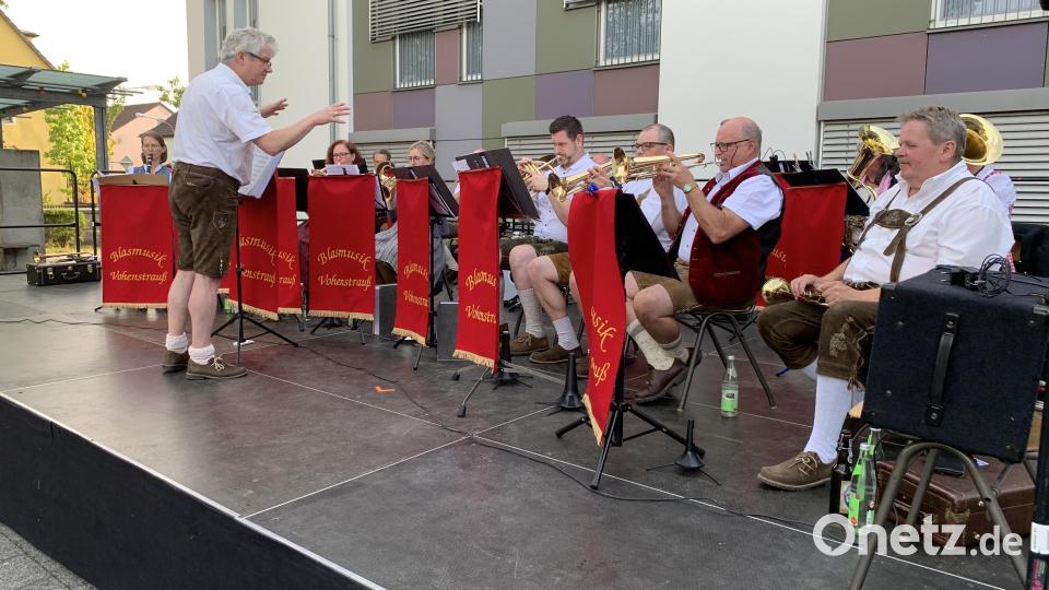 Unter der Leitung des Wahlaltenstädters Johannes Gruber unterhält die Vohenstraußer Blasmusik am Dienstag auf der Serenade die Besucher. Bild: adj