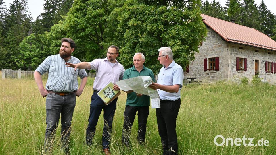 Stellvertretender Leiter des Forstbetriebs Waldsassen Quirin Neuner und Leiter Norbert Zintl besprechen mit Geschäftsführer Martin Schmid und Vorsitzendem Johannes Reger von der Steinwald-Allianz das Programm zum Waldhausfest im Steinwald. Bild: Steinwald-Allianz