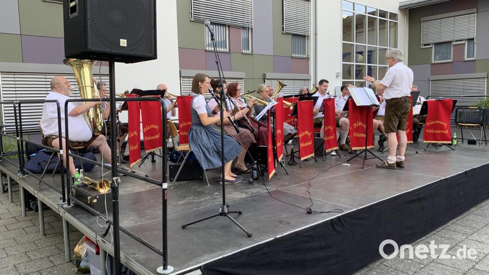 Bayrisch-Böhmisch unterhält die Blasmusik Vohenstrauß die Serenadenbesucher in Altenstadt/WN. Bild: adj