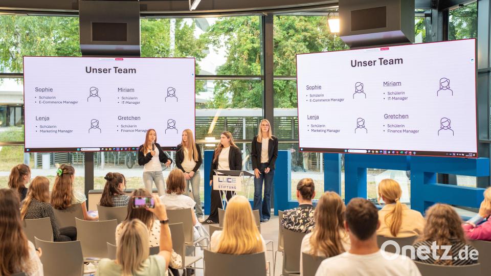 Ein Team vom Augustinus-Gymnasium Weiden präsentiert die Idee „Slumbr“. Bild: Lukas Frey