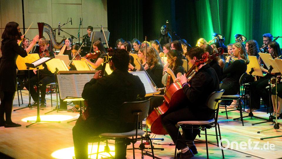 Das Schulorchester spielt Filmmusik. Bild: Kunz