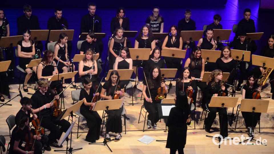 Das Schulorchester spielt Filmmusik. Bild: Kunz