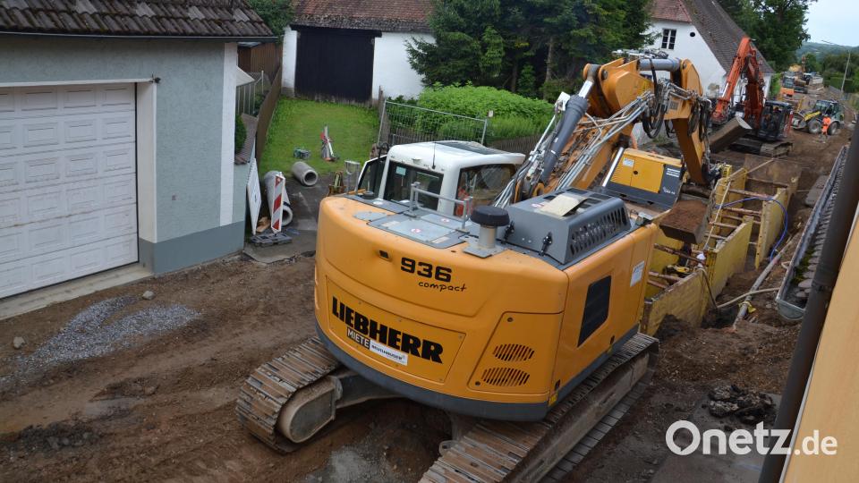 Voraussichtlich noch wochenlang gesperrt ist die Burgtreswitzer Straße in Moosbach. Es werden die Kanal- und Wasserleitung erneuert und die Nahwärmeleitung verlegt. Dafür fallen voraussichtlich Kosten von über 2 Millionen Euro an. Bild: gi