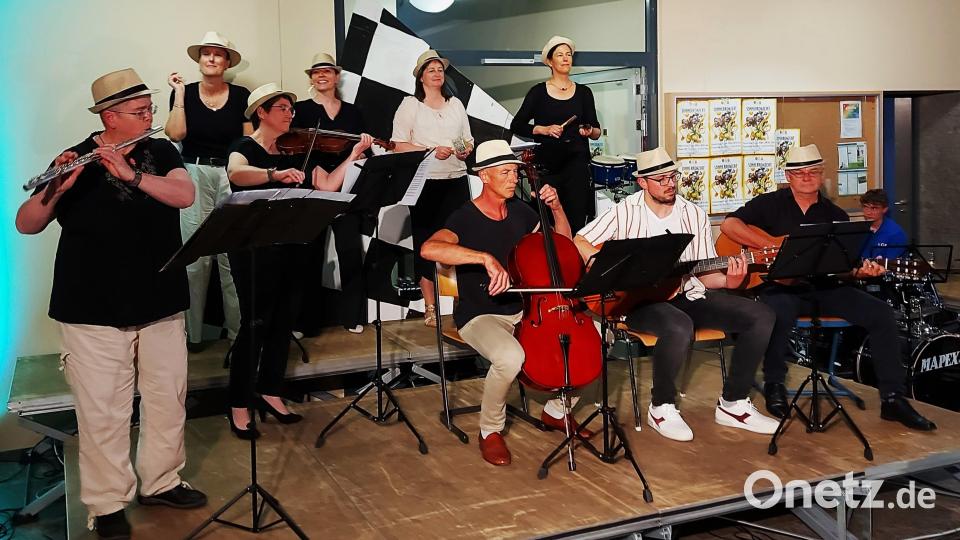 Das Lehrerensemble überraschte das Publikum mit einer phantasievollen Darbietung von „Guantanamera“. Bild: lg