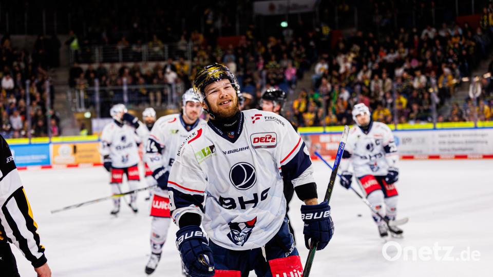 Tyler Ward trägt auch künftig das Trikot der Blue Devils. Bild: Werner Moller/exb