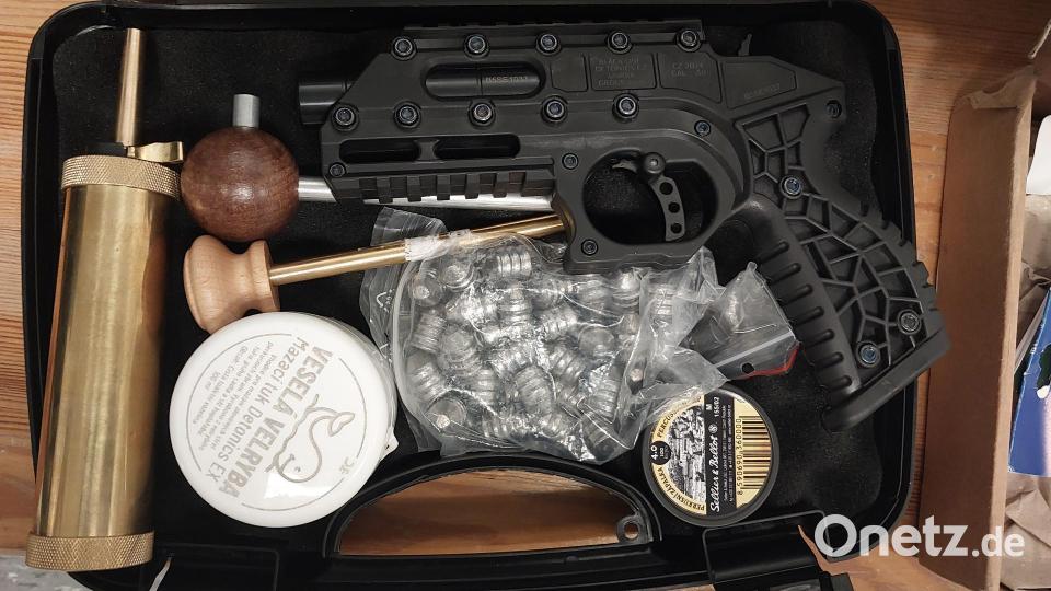 In der Sporttasche fand die Bundespolizei diese Schusswaffe mit Munition. Bild: Bundespolizei