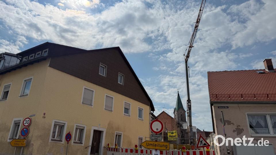 Aufgrund von Arbeiten am Bischof-Senestrey-Haus ist die Zufahrt zum Marktplatz über die Bischof-Senestrey-Straße voraussichtlich bis Jahrensende gesperrt. Bild: Susanne Forster