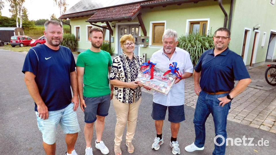 Ehrenvorstand Paul Veigl (zweiter von rechts) bekam zu seinem 70. Geburtstag ein Mitgliederfoto der ASV-Familie und einen Gutschein für erholsamen Stunden überreicht, den er gemeinsam mit seiner Frau Isolde einlösen kann. Es gratulierten ASV-Chef Stephan Veigl, zweiter Vorsitzender Daniel Veigl und dritter Vorsitzender Christian Veigl (von rechts). Bild: whü