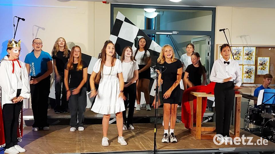 Im Musical „Schach 2.0“ klagt der König über die Last der Staatsgeschäfte, was der Unterstufenchor nicht ohne Ironie kommentiert. Bild: lg