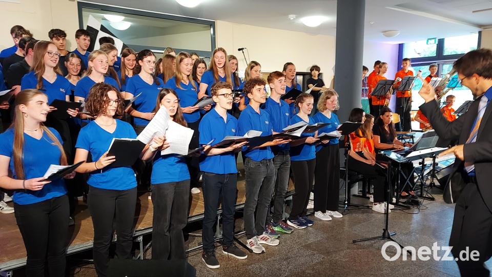 Der OGO-Chor interpretiert ABBA völlig neu mit einem Arrangement von Andreas Lehmann. Im Hintergrund die Junior Bigband. Bild: lg