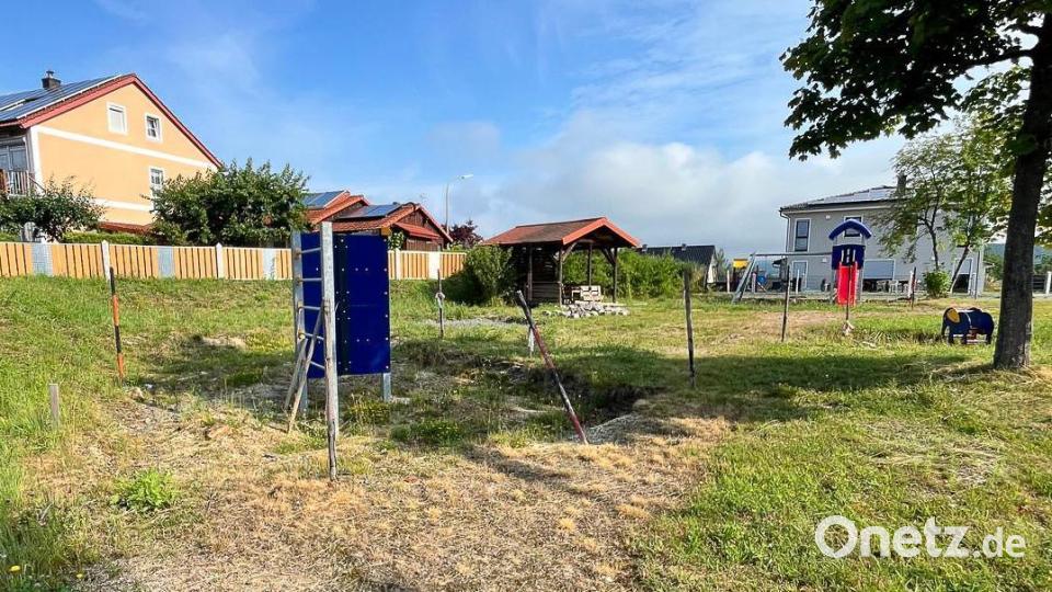 Bei der Modernisierung ist auch der Zaun rings um das Spielplatzgelände entfernt worden, die Neuinstallation durch den Bauhof steht noch aus. Bild: Michael Wegener/exb