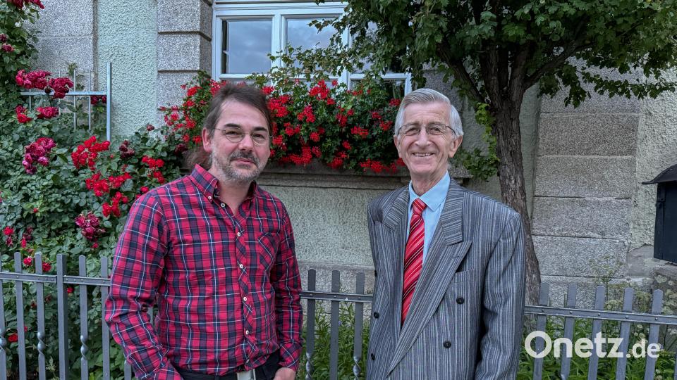 Markus Frank, Regionalmanager bei der Ikom Stiftland (links), soll perspektivisch den Stadtarchivar Josef Rösch ablösen. Derzeit arbeitet der 79-Jährige seinen künftigen Nachfolger ein. Bild: Susanne Forster