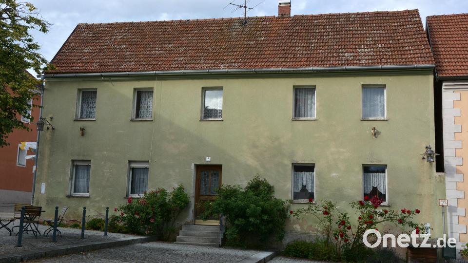 Am 4. August starten die umfassenden Bauarbeiten am Gebäude Marktplatz 4. Die Aufträge für die vier ersten Gewerke wurden in nichtöffentlicher Sitzung bereits vergeben. Auf dem Vorplatz vor dem Gebäude wird ein Baukran aufgestellt. Bild: jr